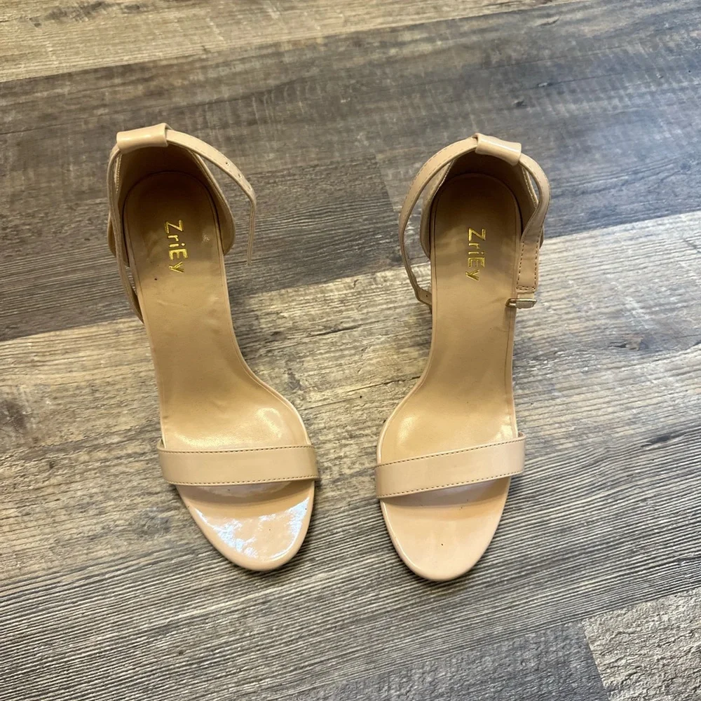 heels - Picture 1 of 4